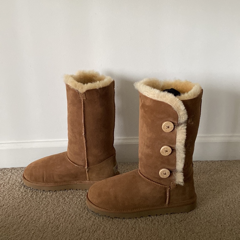 “Ugg” Bailey Triple Button Boot In Chestnut;Size 5 - image 7